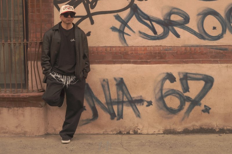 Si no tienes, finge comerte un pollo mientras lloras frente al refri.